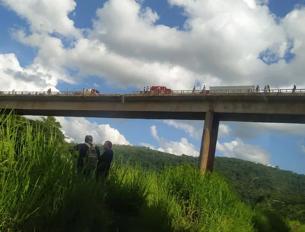 MG: caminhão com duas pessoas cai de ponte onde ônibus desabou há um mês