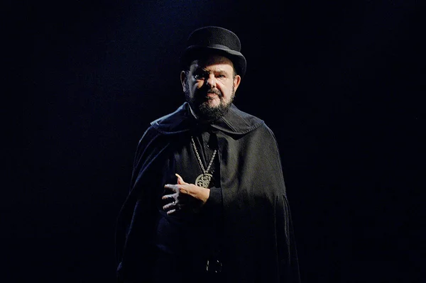 Foto colorida do filme A Praga, de Zé do Caixão. Na imagem, ele está com uma cartola, roupa toda preta e colar - Metrópoles