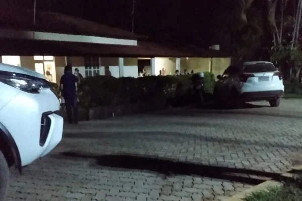 Médico é detido e multado após fazer festa clandestina para colegas