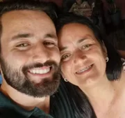 Matteus, do BBB24, com a mãe, Luciane Amaral