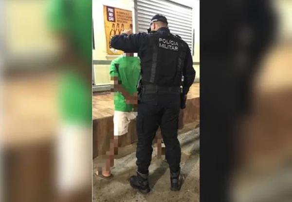 Imagem colorida de homem preso por importunação sexual