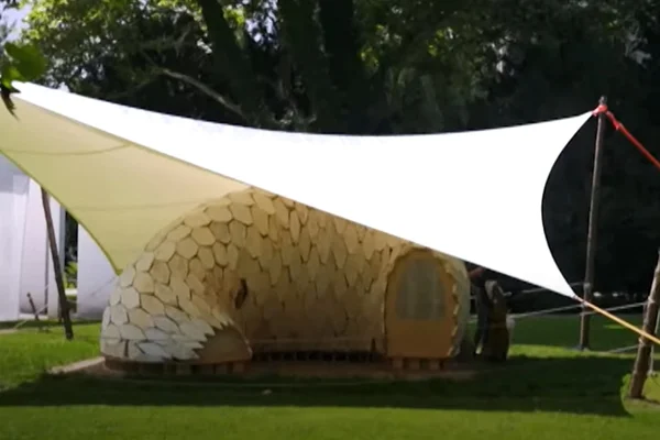 Para uma exposição na Alemanha, artistas tiveram o desafio de construir minicasas em forma de escultura usando materiais sustentáveis