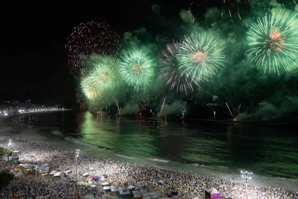 Imagem colorida mostra queima de fogos no Rio de Janeiro - Metrópoles