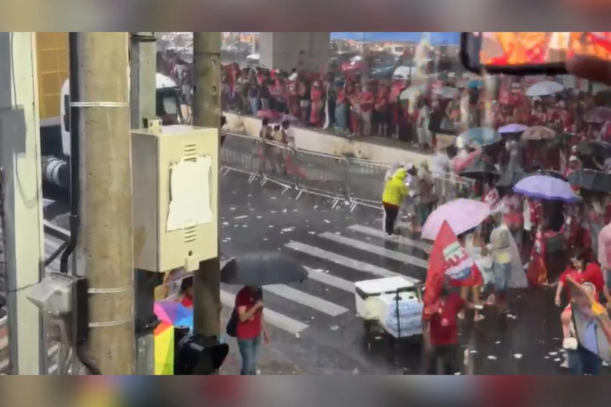 Chuva surpreende apoiadores de Lula em Juiz de Fora
