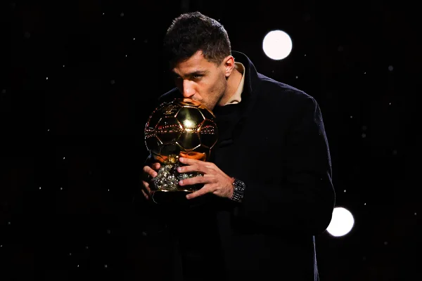 Imagem colorida de Rodri com a Bola de Ouro - Metrópoles