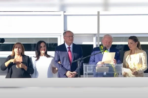 Lula faz o discurso de posse ao lado de Geraldo Alckmin e com uma intérprete de libras ao lado