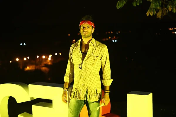 Piloto Felipe Nasr arma festival hippie para comemorar aniversário
