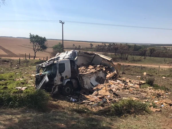 Caminhão com carga de frango e mortadela capota na BR-050