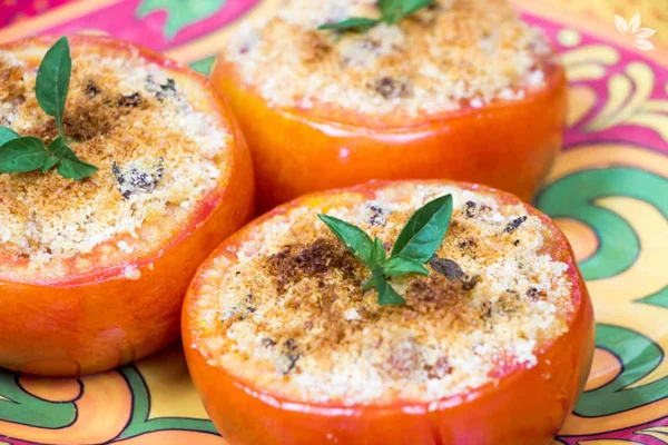 Tomate recheado com linguiça e queijo