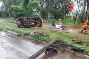 Motorista fica ferido ao derrubar poste de luz no Park Way com caminhonete - imagem 2 Motorista fica ferido ao derrubar poste de luz no Park Way com caminhonete - imagem 2