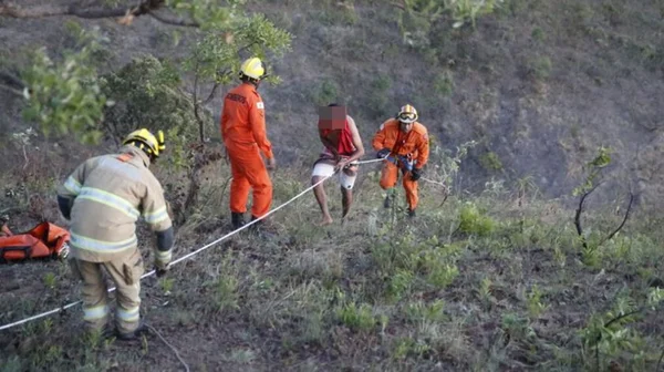 Bombeiros resgatam jovens que não conseguiram voltar de cachoeira