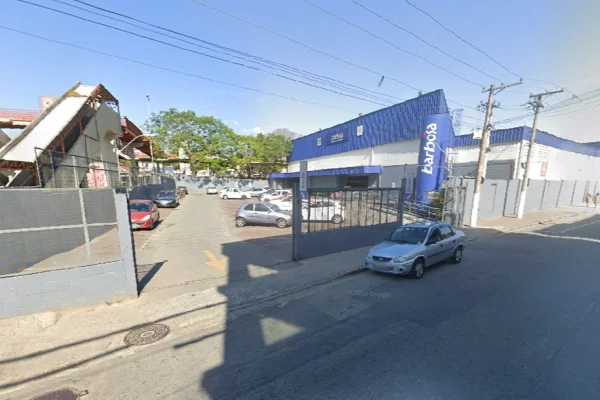 Imagem colorida de estacionamento de supermercado em que briga terminou em morte. Metrópoles