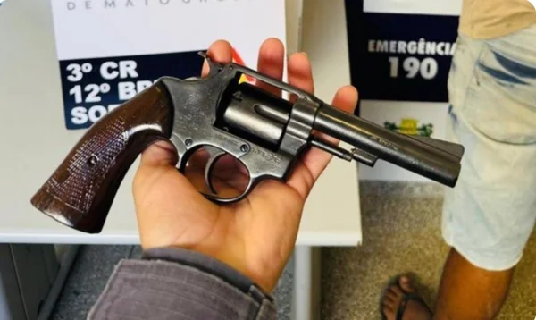Arma é encontrada na mochila de criança de oito anos em escola