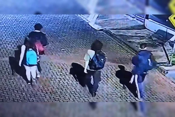 Frame jovens caminhando pela rua de condomínio