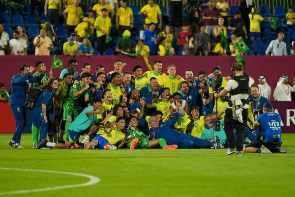 Jogadores da Seleção Brasileira comemorando classificação em cima da França
