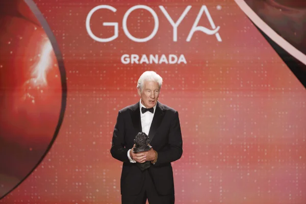 Foto colorida do ator Richard Gere - Metrópoles