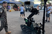 Além disso, as crianças poderão fazer atividades interativas como passeio a cavalo, pista de cordas e pista de orientação, todas fazem parte do cotidiano militar. Além disso, as crianças poderão fazer atividades interativas como passeio a cavalo, pista de cordas e pista de orientação, todas fazem parte do cotidiano militar.