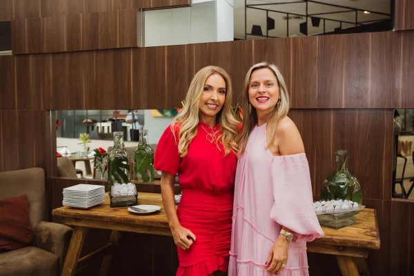 Carol Borges e Marta Martins celebram aniversário ao lado de amigas