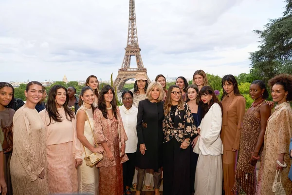 Marcas brasileiras desfilam em evento com Janja em Paris lula brigitte macron - metrópoles