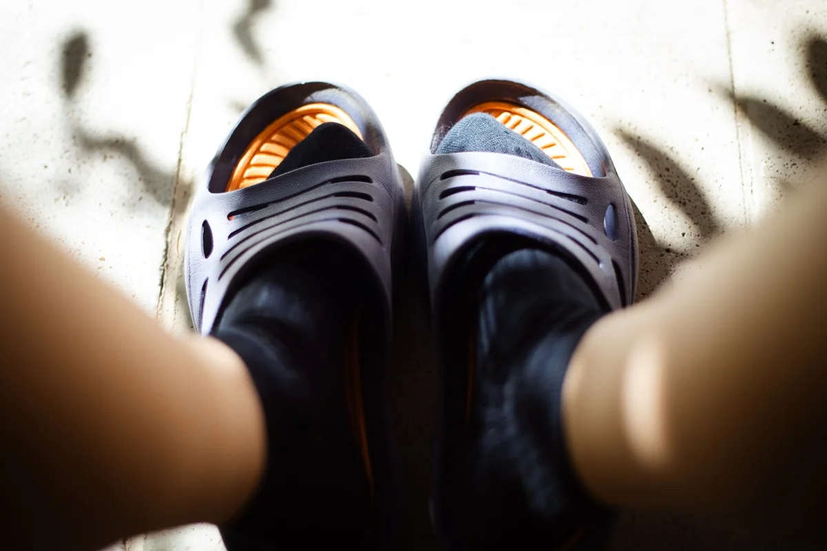 Slides foram os primeiros recovery shoes Slides foram os primeiros recovery shoes