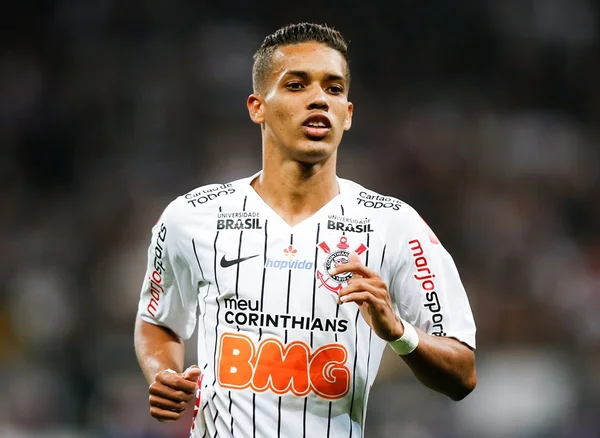 Corinthians encaminha venda de Pedrinho e contratação de González