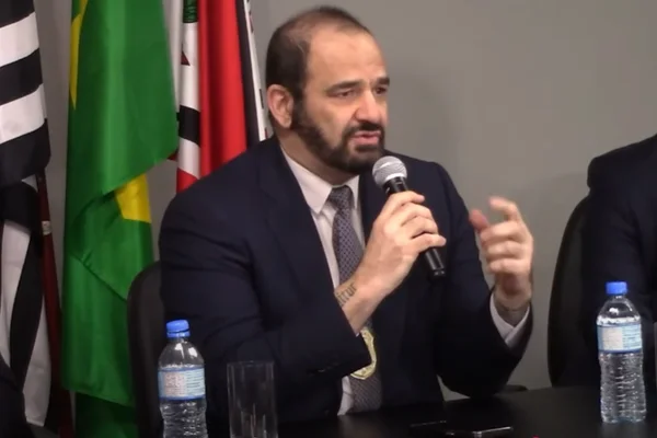 Imagem colorida do delegado de Polícia Civil Ronaldo Sayeg durante coletiva sobre bebidas adulteradas - Metrópoles