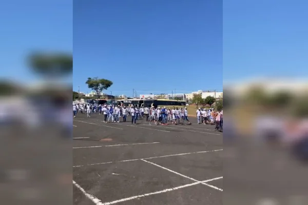 Torcidas começam a chegar para o duelo entre Cruzeiro e Atlético-MG. Veja vídeo