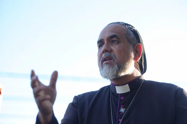 Imagem colorida, Padre Kelmon ora em frente ao condomínio de Bolsonaro. Vídeo - Metrópoles