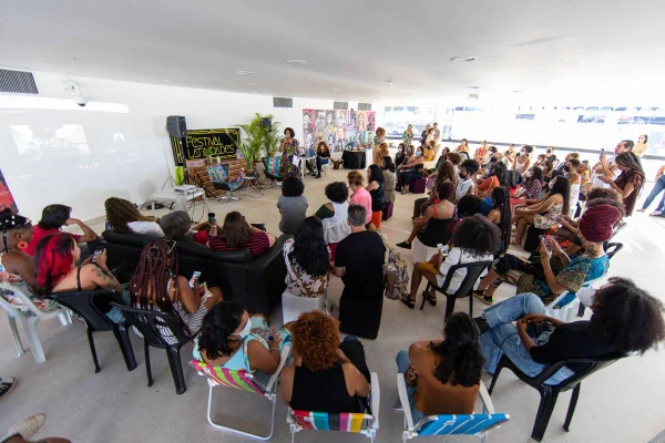 Em 2020, a recém-publicada escritora Waleska Barbosa buscou procurar outras autoras negras do Distrito Federal para realizar um encontro que buscasse criar um espaço para que se conhecessem e pudessem se unir em torno da ocupação de espaços, fortalecimento e trocas. A iniciativa foi tão positiva, que neste ano, o Julho das Pretas que Escrevem no DF realiza sua quarta edição com o tema “Nosso lugar é de fala”, no Festival Latinidades. O evento acontecerá neste sábado (27/7), no Museu Nacional da República, a partir de 14h. 