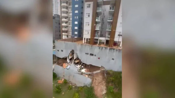 Parte de prédio desaba no Buritis e moradores são evacuados; Defesa Civil avalia estrutura