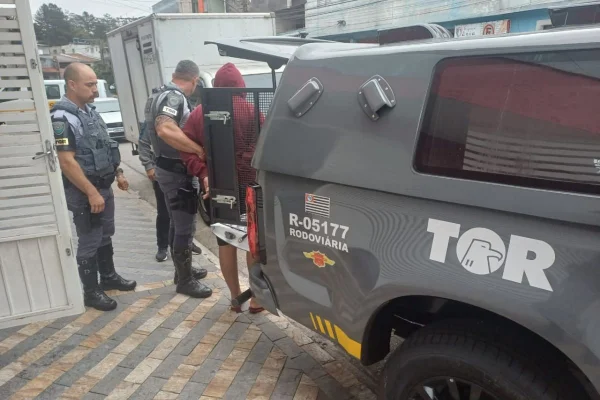 Imagem colorida mostra prisão de criminoso que roubava cargas e caminhões em rodovias.