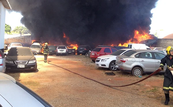 Incêndio em pátio da Delegacia de Planaltina (GO) deixa 50 carros queimados