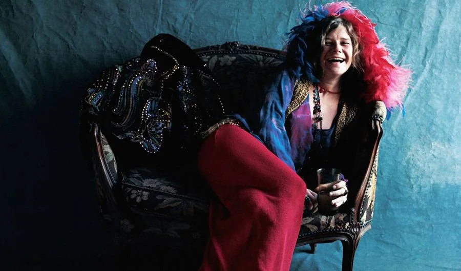 <strong>“Janis Joplin - Little Girl Blue” (2015)</strong>: Os traumas de uma adolescência infeliz nunca foram esquecidos pela cantora de rock, soul e blues Janis Joplin. Nascida e criada na pequena e preconceituosa cidade de Port Arthur, no Texas, ela teve de deixar o lugar onde nasceu por conta de sua personalidade excêntrica. Grande nome da contra-cultura americana, a intérprete de "Me and Bobby McGee" e "Mercedes-Benz” viveu a lisergia e a revolução sexual dos 1960 com intensidade. Apesar de conquistar a admiração de milhões ao redor do mundo, a fama nunca foi o suficiente para acalmar sua alma sempre torturada pela solidão. <a href="https://www.youtube.com/watch?v=-oRLyBgz8W0&feature=youtu.be" target="_blank">Veja trailer</a> <strong>“Janis Joplin - Little Girl Blue” (2015)</strong>: Os traumas de uma adolescência infeliz nunca foram esquecidos pela cantora de rock, soul e blues Janis Joplin. Nascida e criada na pequena e preconceituosa cidade de Port Arthur, no Texas, ela teve de deixar o lugar onde nasceu por conta de sua personalidade excêntrica. Grande nome da contra-cultura americana, a intérprete de "Me and Bobby McGee" e "Mercedes-Benz” viveu a lisergia e a revolução sexual dos 1960 com intensidade. Apesar de conquistar a admiração de milhões ao redor do mundo, a fama nunca foi o suficiente para acalmar sua alma sempre torturada pela solidão. <a href="https://www.youtube.com/watch?v=-oRLyBgz8W0&feature=youtu.be" target="_blank">Veja trailer</a>