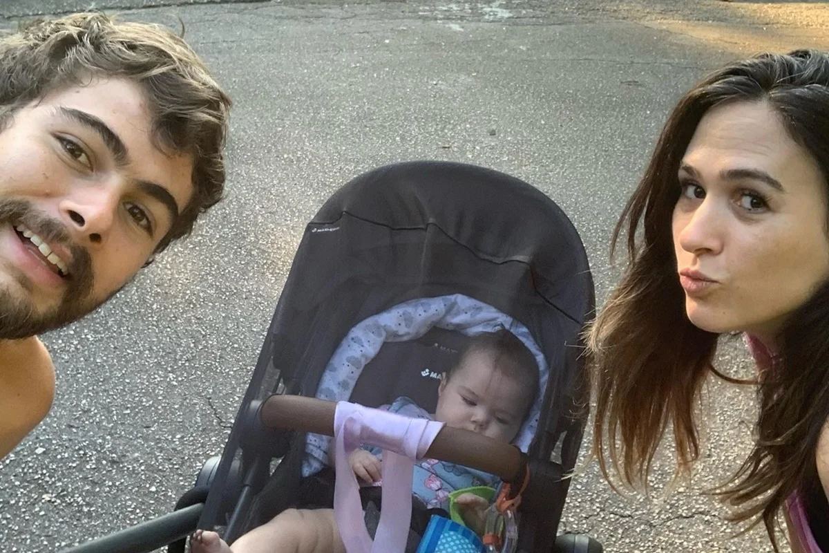 Tatá Werneck e Rafa Vitti posam com a filha, Clara Maria Tatá Werneck e Rafa Vitti posam com a filha, Clara Maria