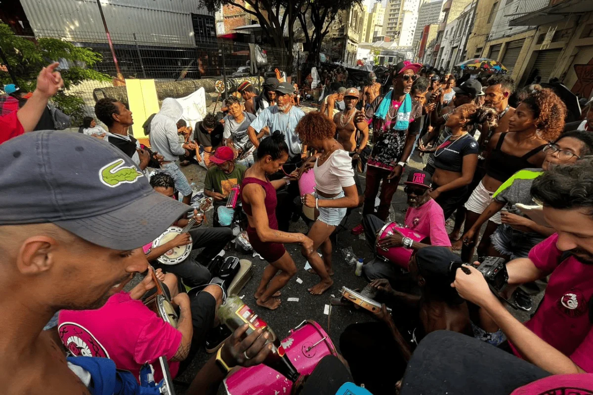 Grupo "Pagode Na Lata" se apresentando no antigo território da Cracolândia Grupo "Pagode Na Lata" se apresentando no antigo território da Cracolândia