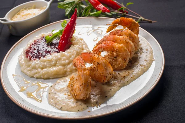 Contê Food & Drinks celebra dois anos de funcionamento com novo menu