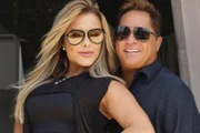 Poliana Rocha e Leonardo posam juntos e sorridentes