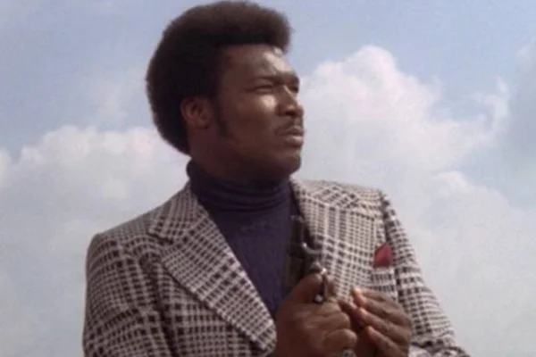 Tommy Lane, ator de 007 e Shaft, morre aos 83 anos nos Estados Unidos