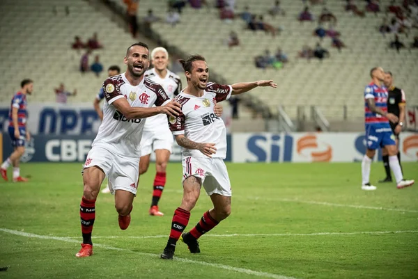 Reservas? Flamengo perde estrelas para Data Fifa, mas elenco mostra força no Brasileirão