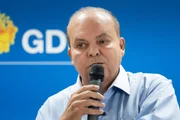 Governador durante cerimônia de posse de André Kubitschek como secretário da Juventude