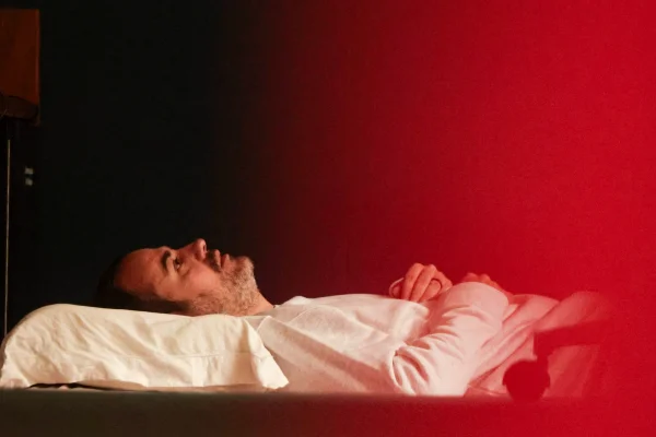 Deputado Glauber Braga PSOL-RJ se deita para dormir no Plenário 5 da Câmara dos Deputados - Metrópoles
