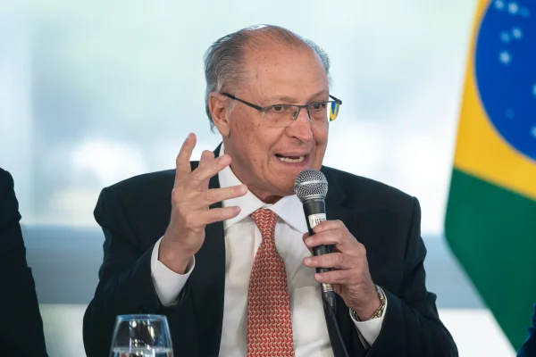 Imagem colorida do ministro da Indústria e Comércio e vice-presidente, Geraldo Alckmin