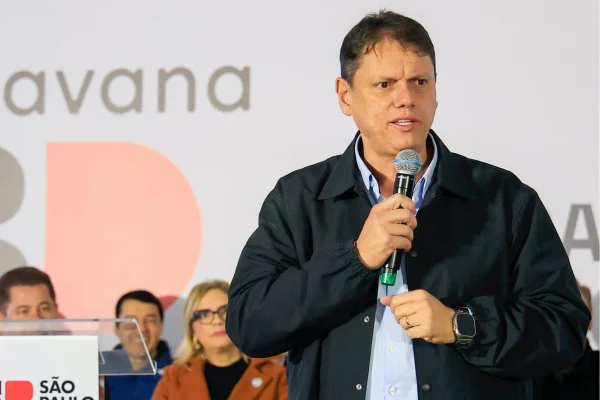 “Questão de família”, diz Tarcísio após atrito entre Michelle e Flávio