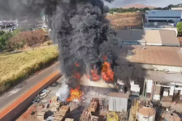 Foto de um incêndio que atingiu fábrica de produtos químicos em Goiânia - TV Anhanguera