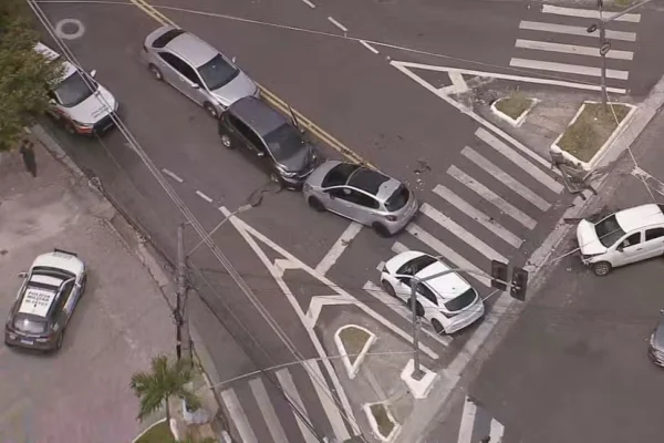 Imagem colorida de cinco carros envolvidos em acidente após homem ser baleado. Metrópoles