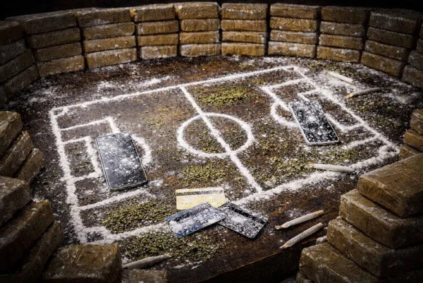 campo de futebol com drogas