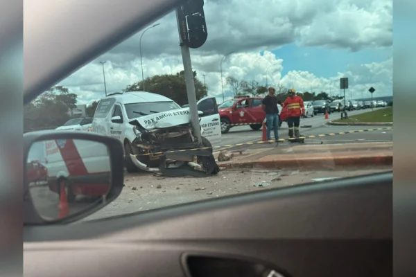 Carro funerário derruba semáforo no Eixo Monumental e causa trânsito