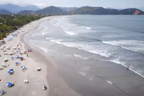 Imagem mostra Praia da Baleia, em São Sebastião - Metrópoles