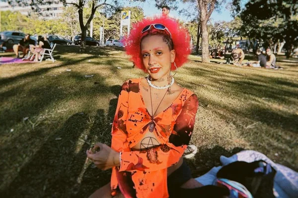 Na imagem com cor,a jovem brasiliense Barbie Underground - Metrópoles