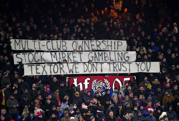 Torcida do Crystal Palace ergue faixa em protesto contra John Textor